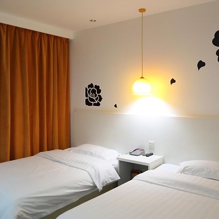 V8 Hotel Xilang Subway Branch Гуанчжоу Экстерьер фото