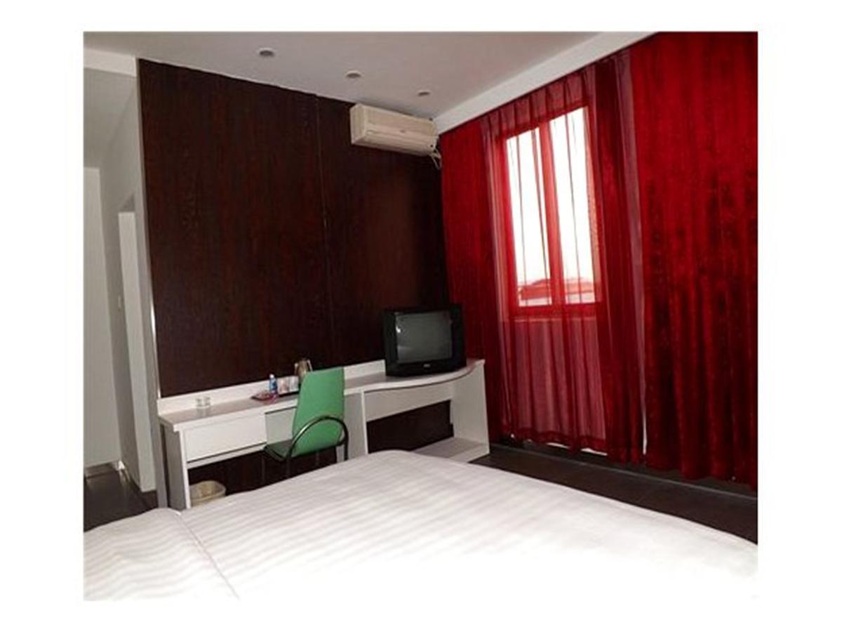 V8 Hotel Xilang Subway Branch Гуанчжоу Экстерьер фото