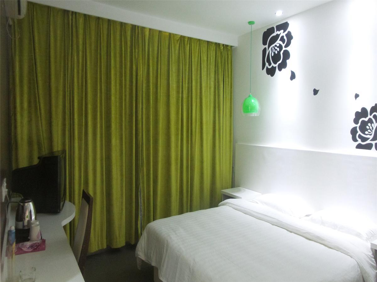 V8 Hotel Xilang Subway Branch Гуанчжоу Экстерьер фото